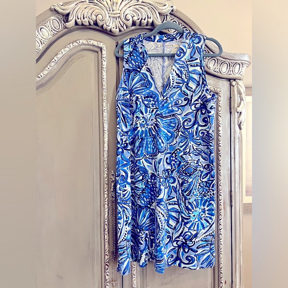 Lilly Pulitzer New w/o tags. Sleeveless shift dress. Size L